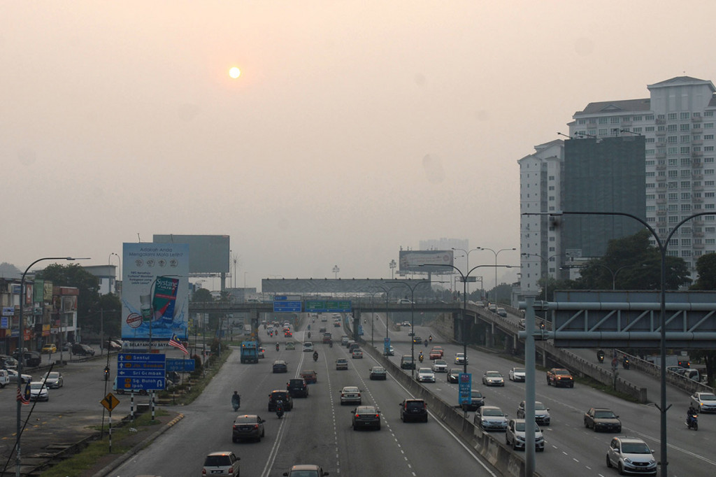 Suasana kawasan Gombak yang diselimuti kabut asap kebakaran hutan dan lahan di pinggiran Ibu Kota Kuala Lumpur, Malaysia. Antara Foto/Rafiuddin Abdul Rahman