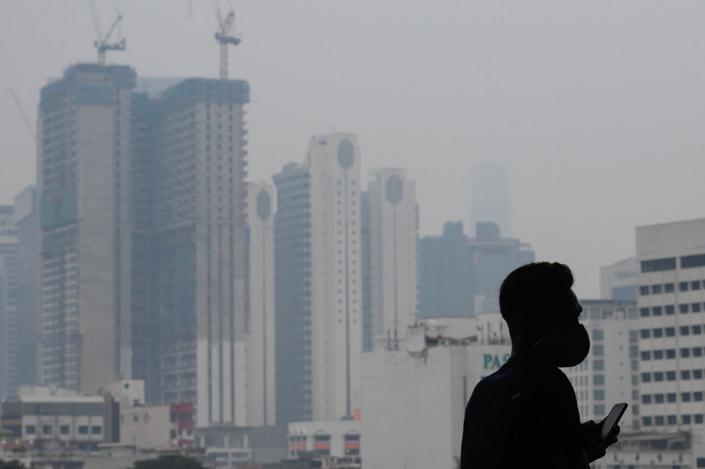 Dampak kebakaran hutan dan lahan (karhutla) yang melanda beberapa provinsi di Indonesia meluas sehingga menimbulkan kabut asap di sejumlah daerah di Malaysia. AFP Photo/Mohd Rasfan