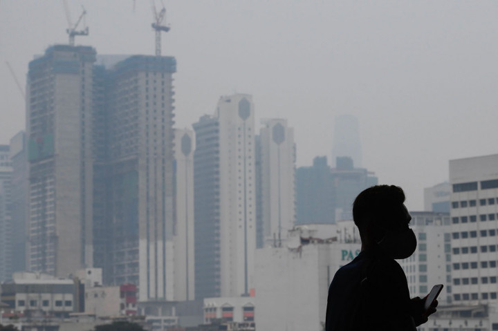 Dampak kebakaran hutan dan lahan (karhutla) yang melanda beberapa provinsi di Indonesia meluas sehingga menimbulkan kabut asap di sejumlah daerah di Malaysia. AFP Photo/Mohd Rasfan
