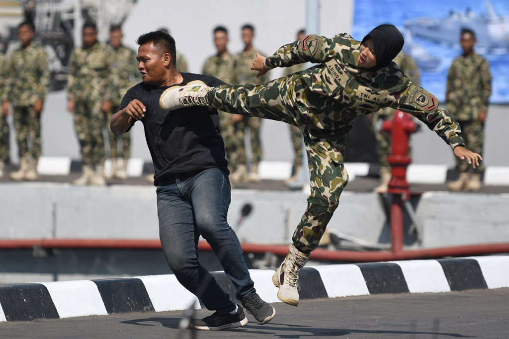 Prajurit Korps Wanita Angkatan Laut (Kowal) unjuk kebolehan bela diri disela-sela upacara peringatan HUT ke-74 TNI AL di Kompleks Dermaga Pondok Dayung Koarmada I, Tanjung Priok, Jakarta.
