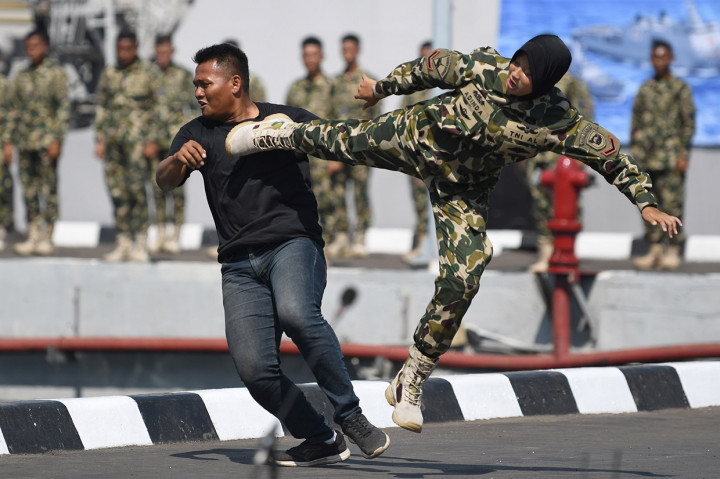 Prajurit Korps Wanita Angkatan Laut (Kowal) unjuk kebolehan bela diri disela-sela upacara peringatan HUT ke-74 TNI AL di Kompleks Dermaga Pondok Dayung Koarmada I, Tanjung Priok, Jakarta.
