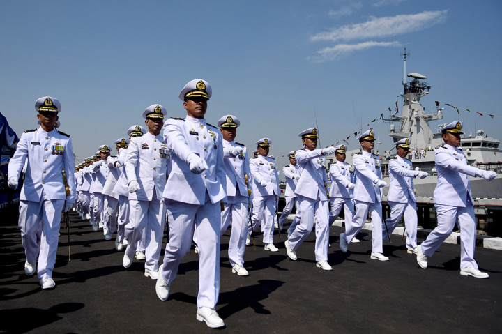 Defile pasukan TNI AL turut meriahkan acara tersebut.