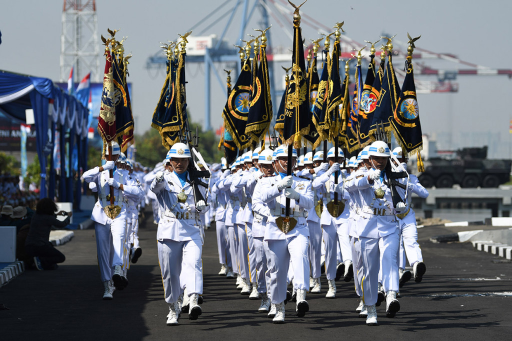 Sejumlah prajurit TNI AL membawa bendera pataka saat mengikuti defile pasukan pada upacara peringatan HUT ke-74 TNI AL di Kompleks Dermaga Pondok Dayung Koarmada I, Tanjung Priok, Jakarta.
