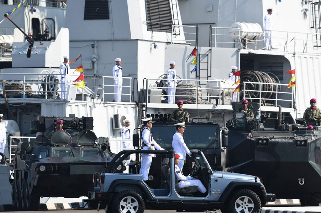 Kepala Staf TNI Angkatan Laut, Laksamana TNI Siwi Sukma Adji (kedua kiri) melakukan inspeksi pasukan saat upacara peringatan HUT ke-74 TNI AL di Kompleks Dermaga Pondok Dayung Koarmada I, Tanjung Priok, Jakarta.

