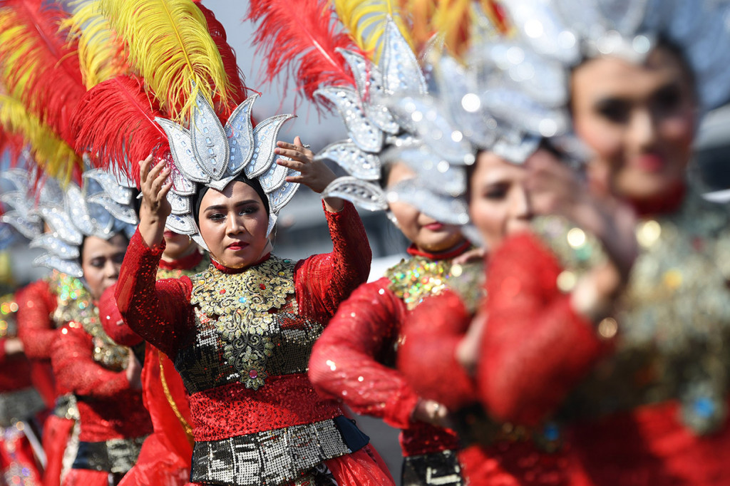 Sejumlah prajurit Korps Wanita Angkatan Laut (Kowal) menampilkan tarian disela-sela upacara peringatan HUT ke-74 TNI AL di Kompleks Dermaga Pondok Dayung Koarmada I, Tanjung Priok, Jakarta.
