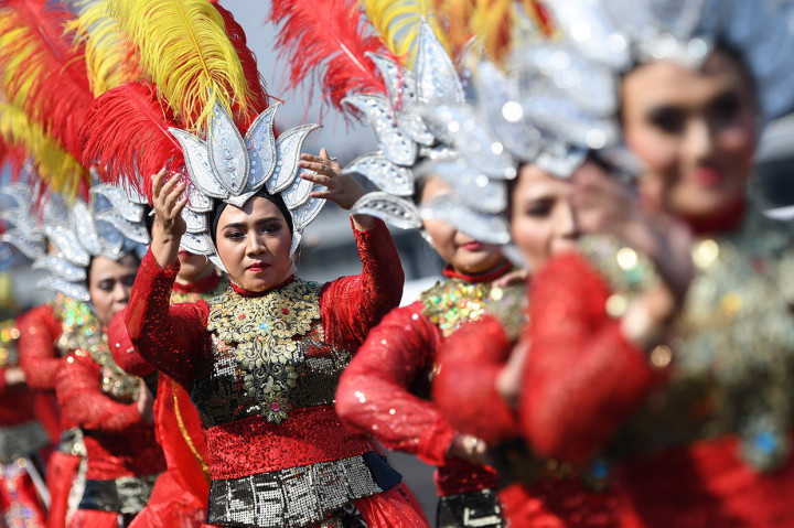Sejumlah prajurit Korps Wanita Angkatan Laut (Kowal) menampilkan tarian disela-sela upacara peringatan HUT ke-74 TNI AL di Kompleks Dermaga Pondok Dayung Koarmada I, Tanjung Priok, Jakarta.
