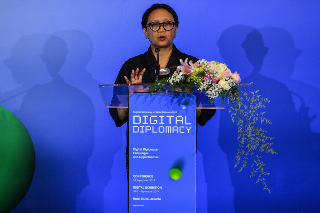 Dalam sambutannya, Menlu Retno mendorong penggunaan diplomasi digital untuk menyebarkan pesan perdamaian. 