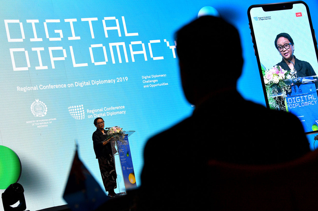 Menurut dia, pelaksanaan diplomasi digital dibutuhkan untuk memastikan bahwa media sosial dan platform online dapat berkontribusi pada berbagai upaya melawan ekstremisme yang disertai kekerasan dan terorisme.