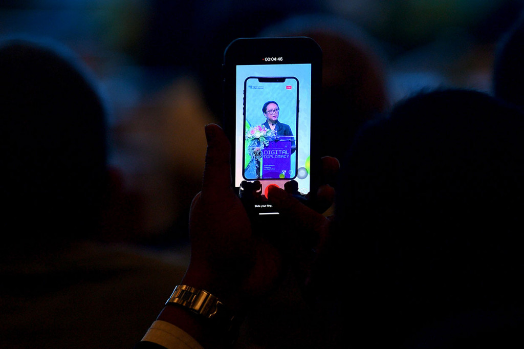 Menlu mengatakan bahwa pemerintah perlu merangkul raksasa teknologi, seperti Facebook, Google, Instagram dan Twitter untuk menyebarkan pesan damai dan toleransi. 