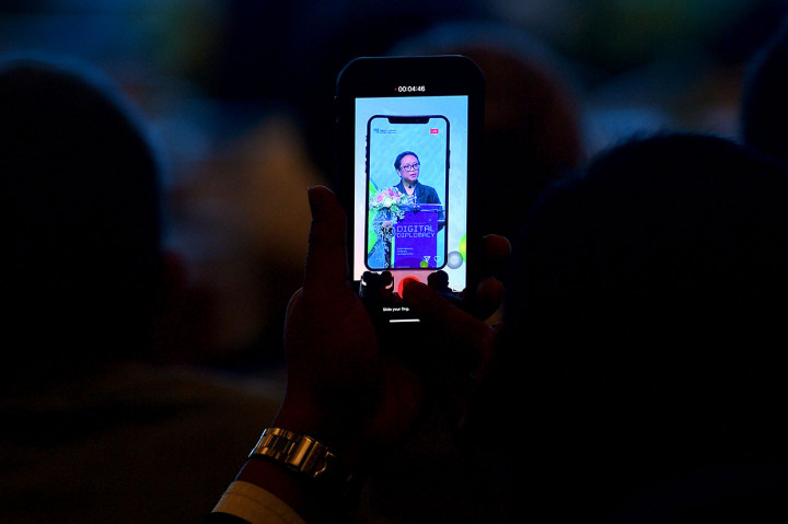 Menlu mengatakan bahwa pemerintah perlu merangkul raksasa teknologi, seperti Facebook, Google, Instagram dan Twitter untuk menyebarkan pesan damai dan toleransi. 