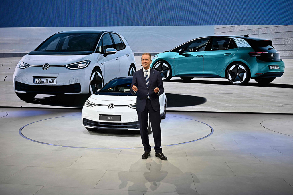 Herbert Diess, Chief Executive Officer Volkswagen, memperkenalkan mobil listrik terbaru keluaran VW, ID.3 pada gelaran Frankfurt International Motor Show, di Frankfurt am Main, Jerman, Senin, 9 September 2019 waktu setempat.