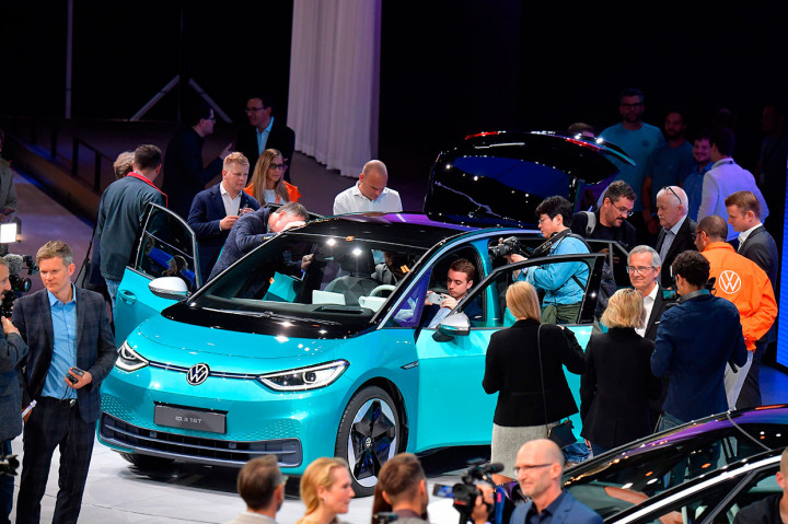 Terlihat untuk pertama kalinya tanpa kamuflase, ID.3 tidak terlalu jauh dari sketsa konsep 'Neo' awal yang dirilis oleh produsen mobil Jerman tersebut kurang dari 12 bulan yang lalu pada September 2018.