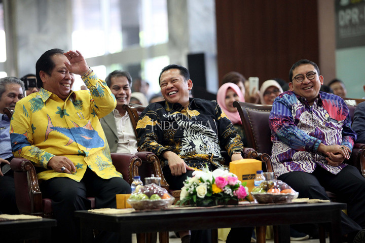 Ketua Dewan Perwakilan Rakyat (DPR) Bambang Soesatyo (tengah) dan Wakil Ketua DPR Fadli Zon (kanan) dan Kepala Badan Urusan Rumah Tangga (BURT) DPR Anton Sihombing tertawa menyaksikan komedian dalam gelaran Stand Up Comedy di Gedung DPR, Kompleks Parlemen Senayan.