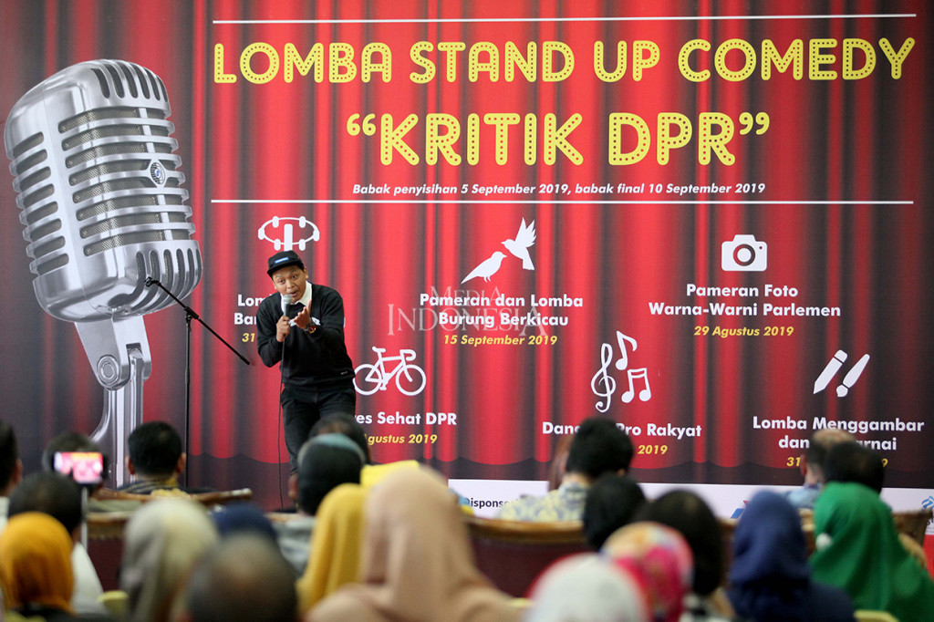 Komedian beraksi dalam gelaran Stand Up Comedy di Gedung DPR, Kompleks Parlemen Senayan, Jakarta. Event Stand Up Comedy tersebut sebagai bentuk masukan dan kritisi kepada para wakil rakyat dalam bentuk komedi serta sindiran.