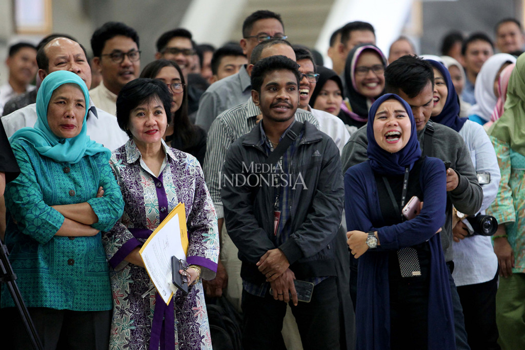 Pegawai Dewan Perwakilan Rakyat (DPR) dan penonton tertawa menyaksikan komedian dalam gelaran Stand Up Comedy di Gedung DPR, Kompleks Parlemen Senayan, Jakarta.