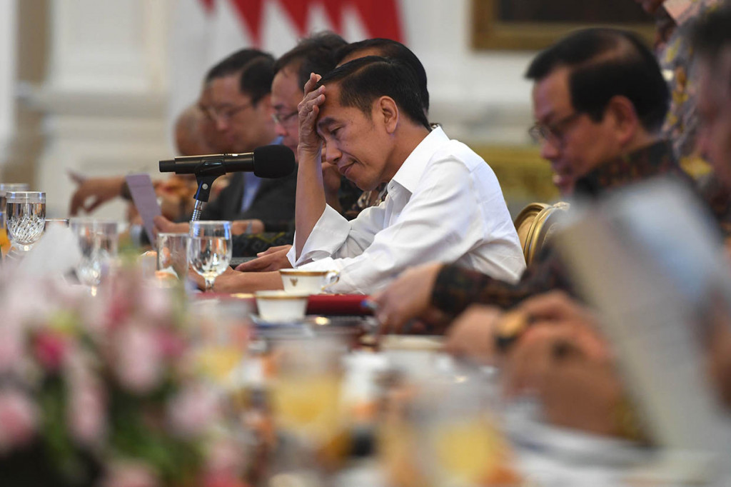 Presiden meminta kepada seluruh pejabat menteri kabinet kerja untuk menyusun secara konkret kebutuhan apa saja yang diperlukan dalam rangka meningkatkan ekspor mebel dan produk kayu, serta rotan tanah air.