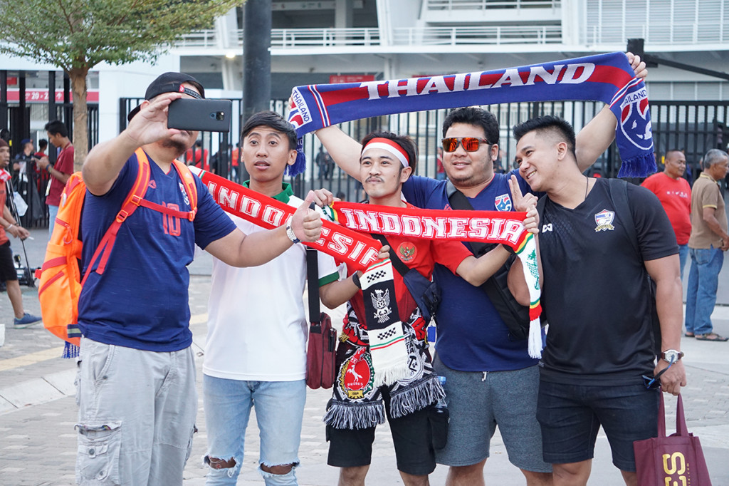 Suporter Indonesia membawa sejumlah atribut untuk mendukung skuat Garuda.

