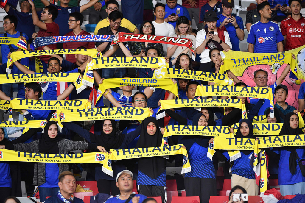 Suporter memberikan dukungan bagi Timnas Thailand saat pertandingan lanjutan Grup G Kualifikasi Piala Dunia 2022 zona Asia melawan Timnas Indonesia di Stadion Utama Gelora Bung Karno, Senayan, Jakarta.