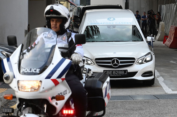 Sebuah mobil jenazah yang membawa jenazah mantan Presiden Zimbabwe Robert Mugabe meninggalkan sebuah ruang duka di Singapura pada, Rabu, 10 September 2019, menuju bandara untuk diterbangkan ke negaranya. Mugabe akan dimakamkan akhir pekan ini. 
