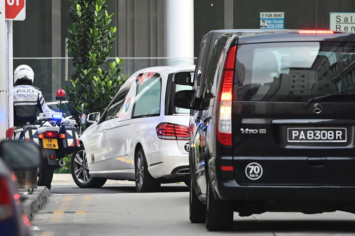 Setibanya di Zimbabwe, jenazah Mugabe akan dibawa ke desa asalnya di Kutama, Distrik Zvimba, sebelah barat Ibu Kota Harare, untuk dimakamkan. Mugabe, seorang pemimpin gerilya yang berkuasa setelah kemerdekaan Zimbabwe dari Inggris dan terus memerintah selama 37 tahun sampai ia digulingkan pada tahun 2017, meninggal pada hari Jumat, dalam usia 95 tahun.