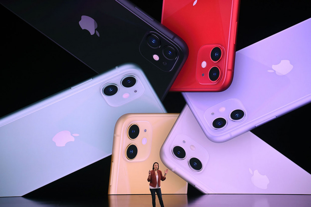 Dari segi desain, iPhone 11 hadir dengan enam pilihan warna yakni ungu, kuning, hijau, hitam, putih, dan merah. Perangkat tersebut tampil dengan layar LCD 6,1 inci 'liquid Retina Display' dengan membawa fitur 'tap to wake'.  iPhone 11 dibekali dua sensor kamera yaitu 12MP 'wide' dan 12MP 'ultra wide' yang dipasang vertikal dalam kotak berisi lampu 'flash'.