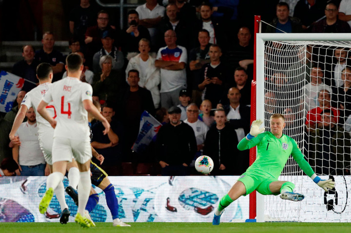 Inggris dikejutkan dengan gol cepat gelandang Kosovo Valon Berisha saat pertandingan belum genap semenit. Memanfaatkan kesalahan barisan pertahanan tuan rumah, Berisha berhasil mengecoh kiper Jordan Pickford.