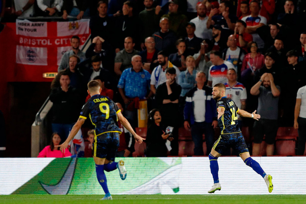 Valon Berisha melakukan selebrasi usai membuka skor untuk timnya.