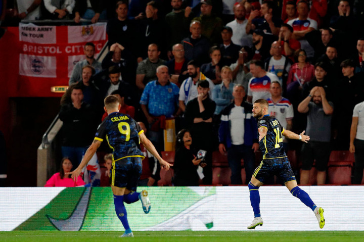 Valon Berisha melakukan selebrasi usai membuka skor untuk timnya.