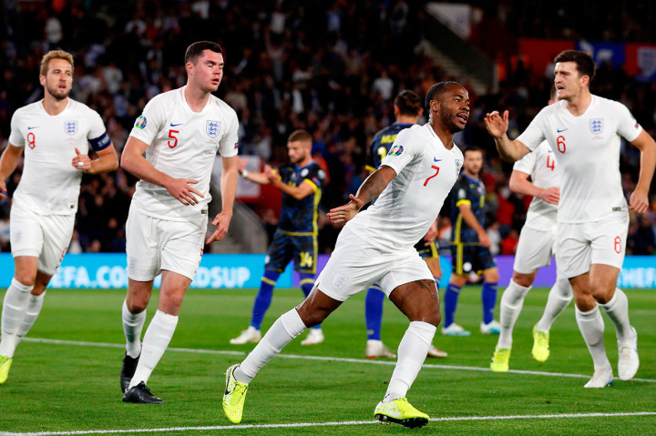 Inggris berhasil menyamakan kedudukan lewat sundulan Raheem Sterling pada menit ke-8.