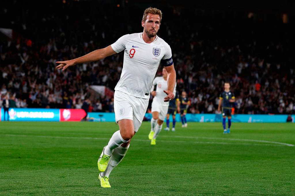 Tuan rumah berbalik unggul pada menit ke-19 lewat sepakan kapten tim Harry Kane.