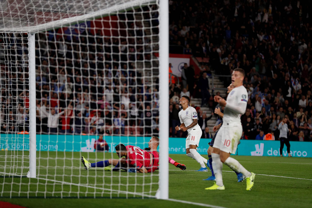 The Three Lion menambah keunggulan menjadi 3-1 akibat gol bunuh diri bek Mergim Vojvoda, dan Jadon Sancho membuat Inggris menjauh pada menit ke-43 setelah meneruskan umpan terobosan Raheem Sterling.