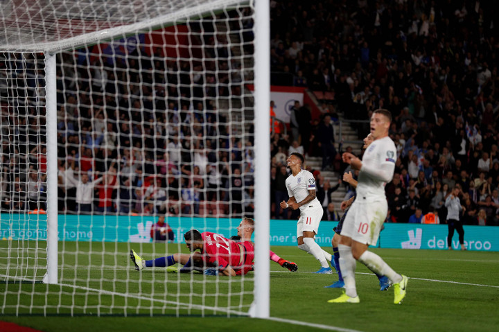 The Three Lion menambah keunggulan menjadi 3-1 akibat gol bunuh diri bek Mergim Vojvoda, dan Jadon Sancho membuat Inggris menjauh pada menit ke-43 setelah meneruskan umpan terobosan Raheem Sterling.