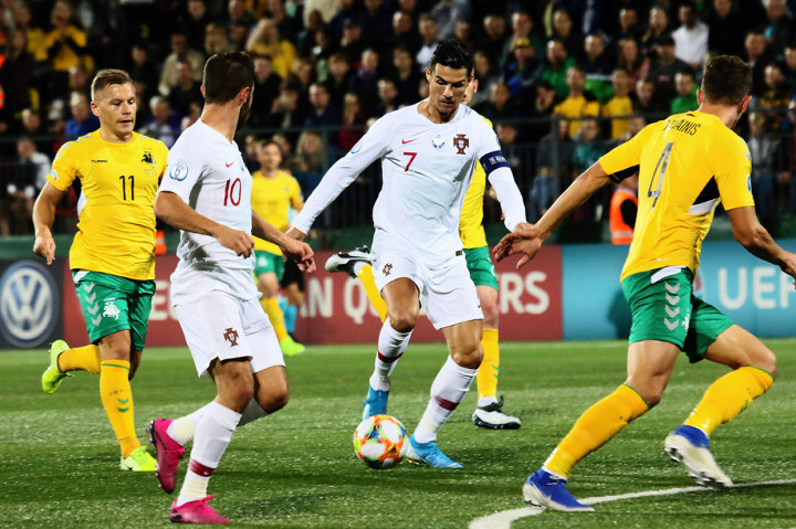 Bertindak sebagi tim tamu, Portugal menguasai jalannya pertandingan dan beberapa kali membahayakan gawang Lithuania sejak awal laga.