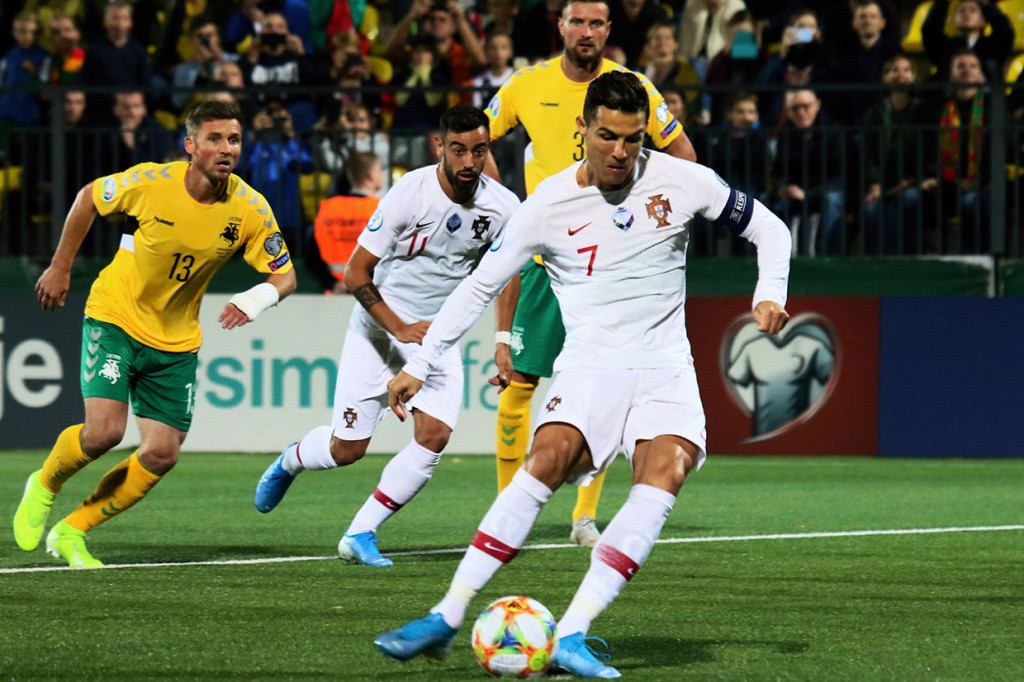 Hasilnya, Portugal berhasil menjebol gawang tuan rumah saat laga berjalan tujuh menit lewat eksekusi penalti Cristiano Ronaldo. Namun 20 menit berselang tuan rumah berhasil menyamakan kedudukan lewat Vytautas Andriukevicius. Skor 1-1 bertahan hingga jeda.