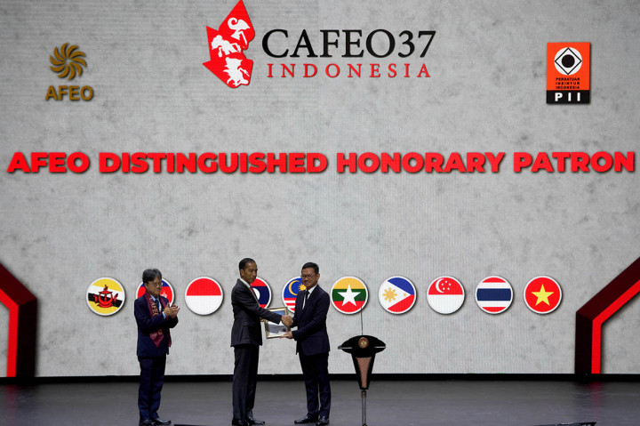 Presiden Joko Widodo (tengah) menerima penghargaan AFEO Distinguished Honorary Patron dari Chairman ASEAN Federation of Engineering Organisations (AFEO) yang juga Ketua Umum Persatuan Insinyur Indonesia (PII) Heru Dewanto (kanan) dalam acara The 37th Conference ASEAN Federation of Engineering Organizations (CAFEO37), di JIExpo Kemayoran, Jakarta.