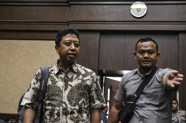 Mantan Ketua Umum Partai Persatuan Pembangunan (PPP) Romahurmuziy berjalan memasuki ruang sidang untuk menjalani sidang dengan agenda pembacaan dakwaan di Pengadilan Tipikor, Jakarta.