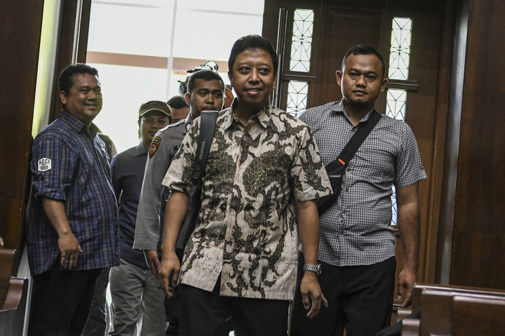 Rommy didakwa menerima suap bersama-sama Menag Lukman Hakim Saifuddin. Uang Rp 325 juta itu disebut terkait dengan pemilihan Haris Hasanudin sebagai Kepala Kanwil Kemenag Jawa Timur.