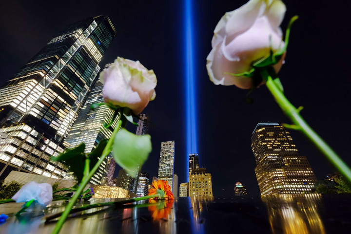 Sorotan cahaya kembar menjulang ke angkasa pada peringatan 18 tahun serangan teroris 9/11, di New York City, AS, pada Rabu, 11 September 2019 waktu setempat. 