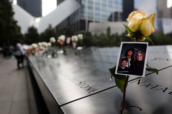 Sebuah foto korban dipajang di National September 11 Memorial, New York City saat peringatan serangan teroris 9/11 yang menewaskan hampir 3 ribu orang.