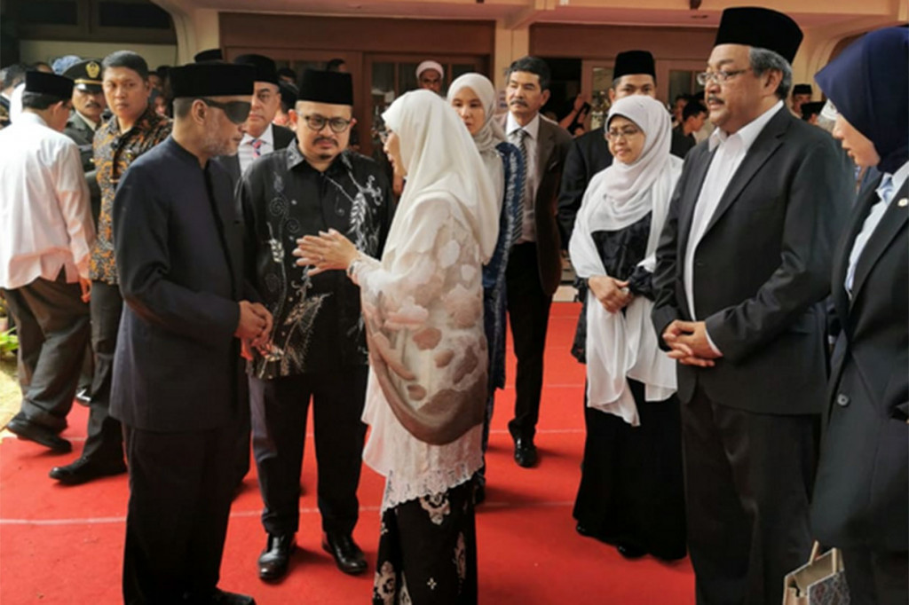 Wakil Perdana Menteri Malaysia Wan Azizah Wan Ismail bertakziah ke rumah duka Almarhum Presiden ketiga RI BJ Habibie, di kawasan Patra Kuninga, Jakarta, Kamis, 12 September 2019. Wan Azizah disambut putra kedua Habibie, Thareq Kemal Habibie.