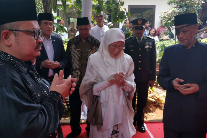 Wan Azizah didampingi Thareq Kemal Habibie memanjatkan doa untuk Almarhum BJ Habibie. 
