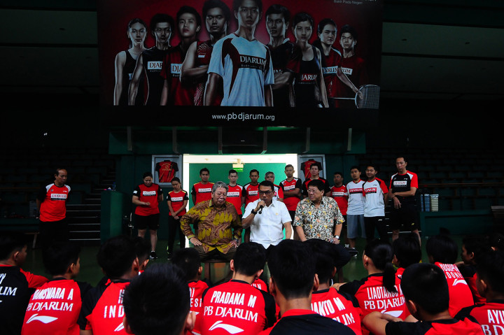 Kepala Staf Kepresidenan Moeldoko (tengah) memberikan motivasi kepada atlet bulutangkis hasil audisi umum bulutangkis saat kunjungan di GOR PB Djarum, Kudus, Jawa Tengah.