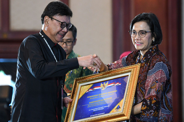 Menteri Keuangan Sri Mulyani menyerahkan penghargaan opini Wajar Tanpa Pengecualian (WTP) kepada Menteri Dalam Negeri Tjahjo Kumolo, dalam Rakernas Akuntansi dan Pelaporan Keuangan Pemerintah 2019 di Kantor Kementerian Keuangan, Jakarta, Kamis, 12 September 2019. 