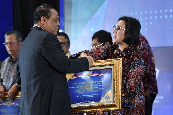 Selain Kemendagri, penghargaan opini Wajar Tanpa Pengecualian (WTP) juga diperoleh Kementerian Pemberdayaan Aparatur Negara dan Reformasi Birokrasi. Penghargaan diberikan Sri Mulyani kepada Menpan RB Syafruddin.