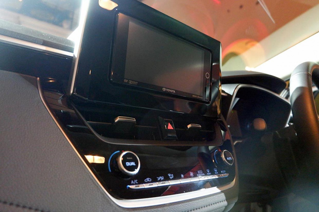 Khusus di interior All New Corolla Altis Hybrid, disematkan multimedia system 8 inci yang terintegrasi dengan sistem monitor hybrid, bluetooth dan wifi, Apple car play, Smart Device Link (SDL), dan miracast.
