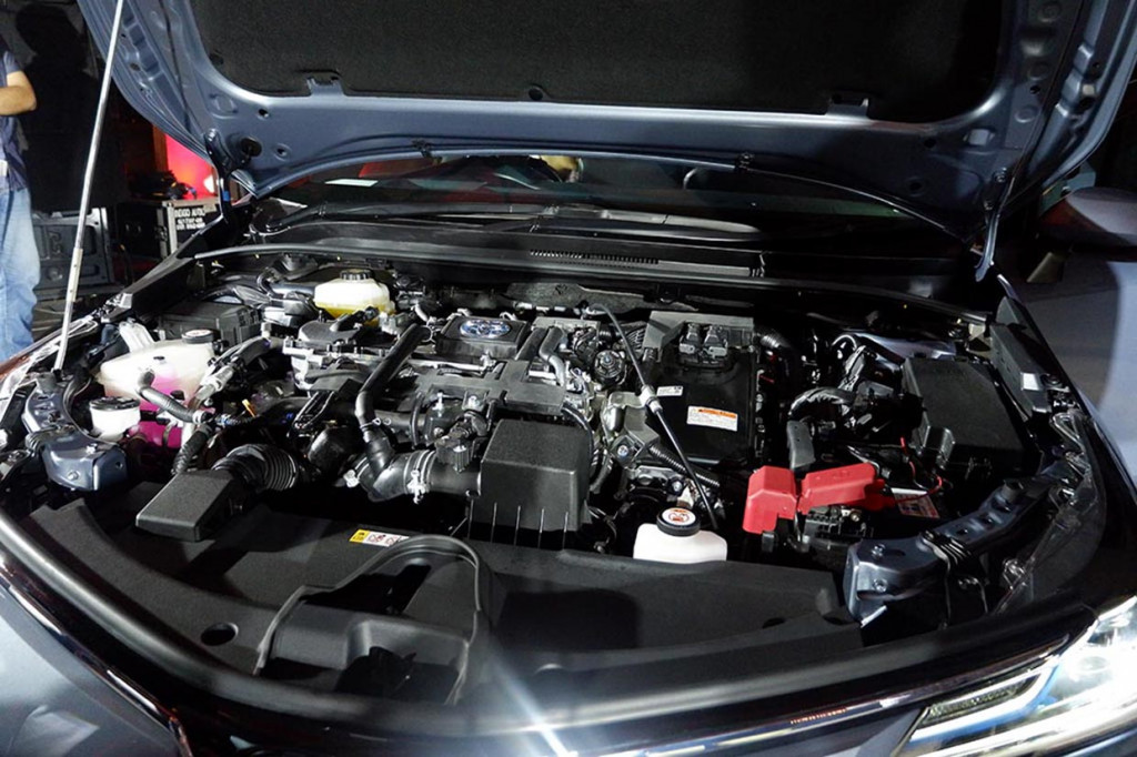 Varian teratas kini ditempati 1.8 HV dengan mesin 2ZR-FE 1.798 cc dengan tenaga mesin konvensional 95 nm @ 5.200 rpm dan torsi 141 @ 4.000 rpm. Jangan lupakan tenaga tambahan dari motor listrik P610 HEV transaxle dengan power 72 PS.