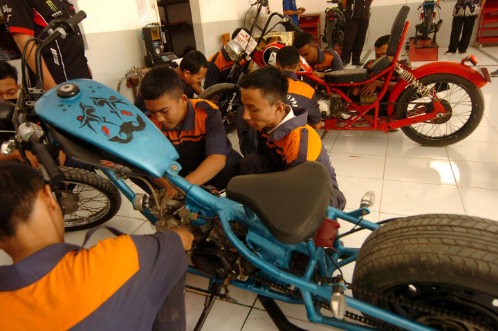 Sejumlah siswa teknik bisnis sepeda motor (BSM) memeriksa kondisi mesin motor cooper dan retro di SMK Bhakti Praja, Adiwerna, Kabupaten Tegal, Jawa Tengah. 
