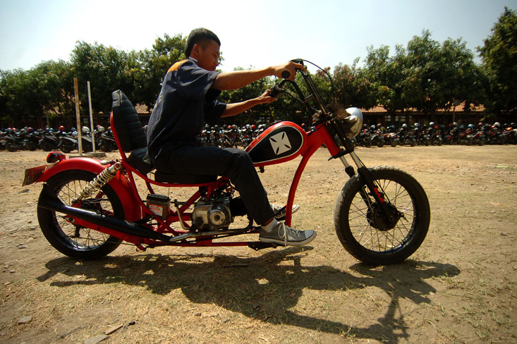Dua motor karya siswa SMK model cooper dan retro yang terbuat dari limbah besi dan memanfaatkan onderdil motor bekas dengan pembuatan selama dua bulan (satu sepeda motor) itu mampu melaju 60 km/per jam dengan jarak tempuh 10 kilometer per tiga liter BBM jenis premium. 