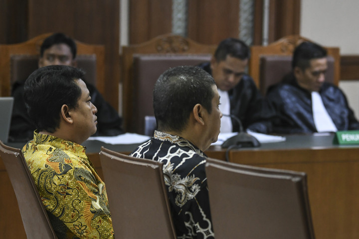 Mantan Pejabat Pembuat Komitmen (PPK) pada Kemenpora Adhi Purnomo (kanan) dan mantan Staf Kemenpora Eko Triyanto (kiri) mendengarakan pembacaan vonis yang dilakukan oleh majelis hakim di Pengadilan Tipikor, Jakarta.
