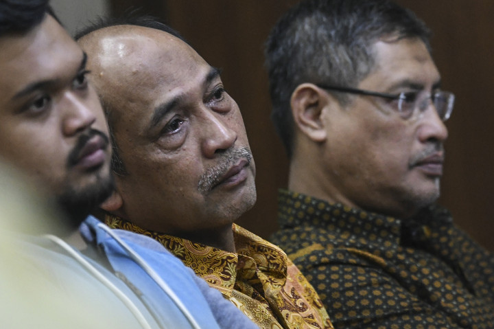 Mantan Deputi IV Bidang Peningkatan Prestasi Olahraga Kementerian Pemuda dan Olahraga Mulyana (tengah) bersiap menjalani sidang dengan agenda mendengarkan vonis majelis hakim di Pengadilan Tipikor, Jakarta.